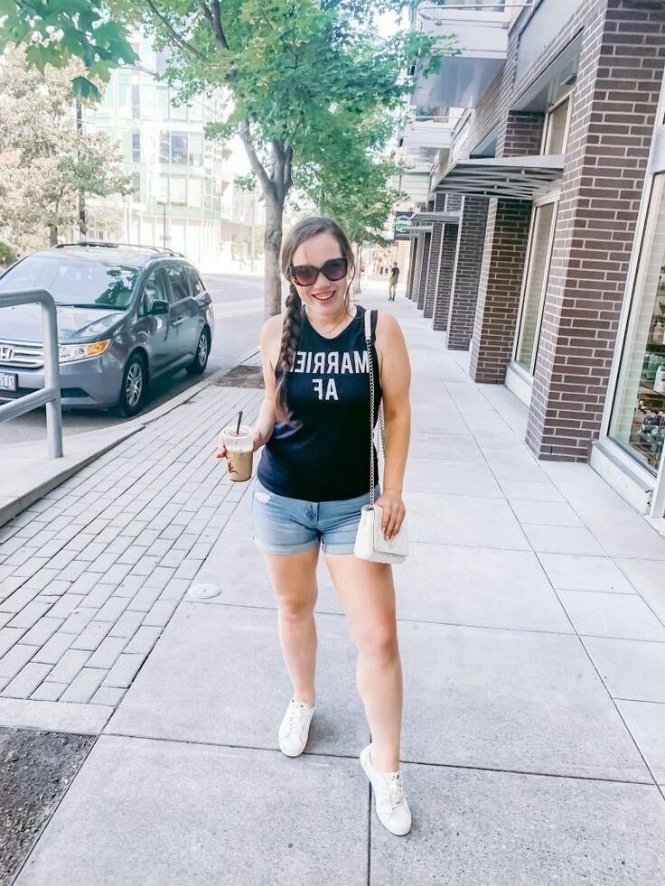 P interest In Beauty Young Wife Fashion Blogger