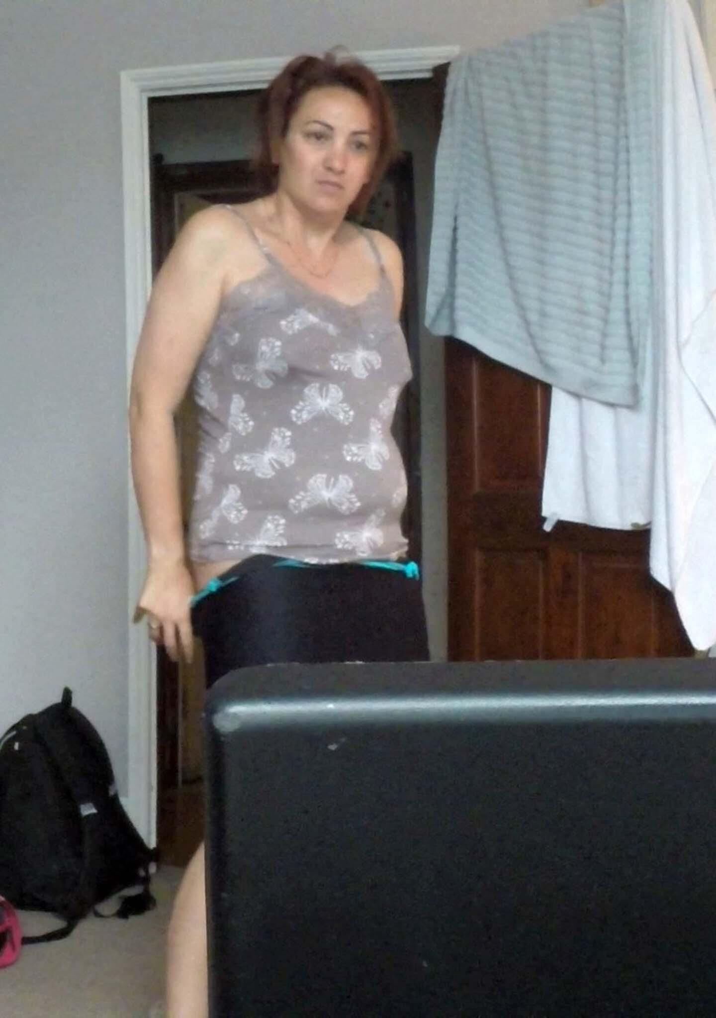 Desnuda la esposa preggo preparándose para nadar