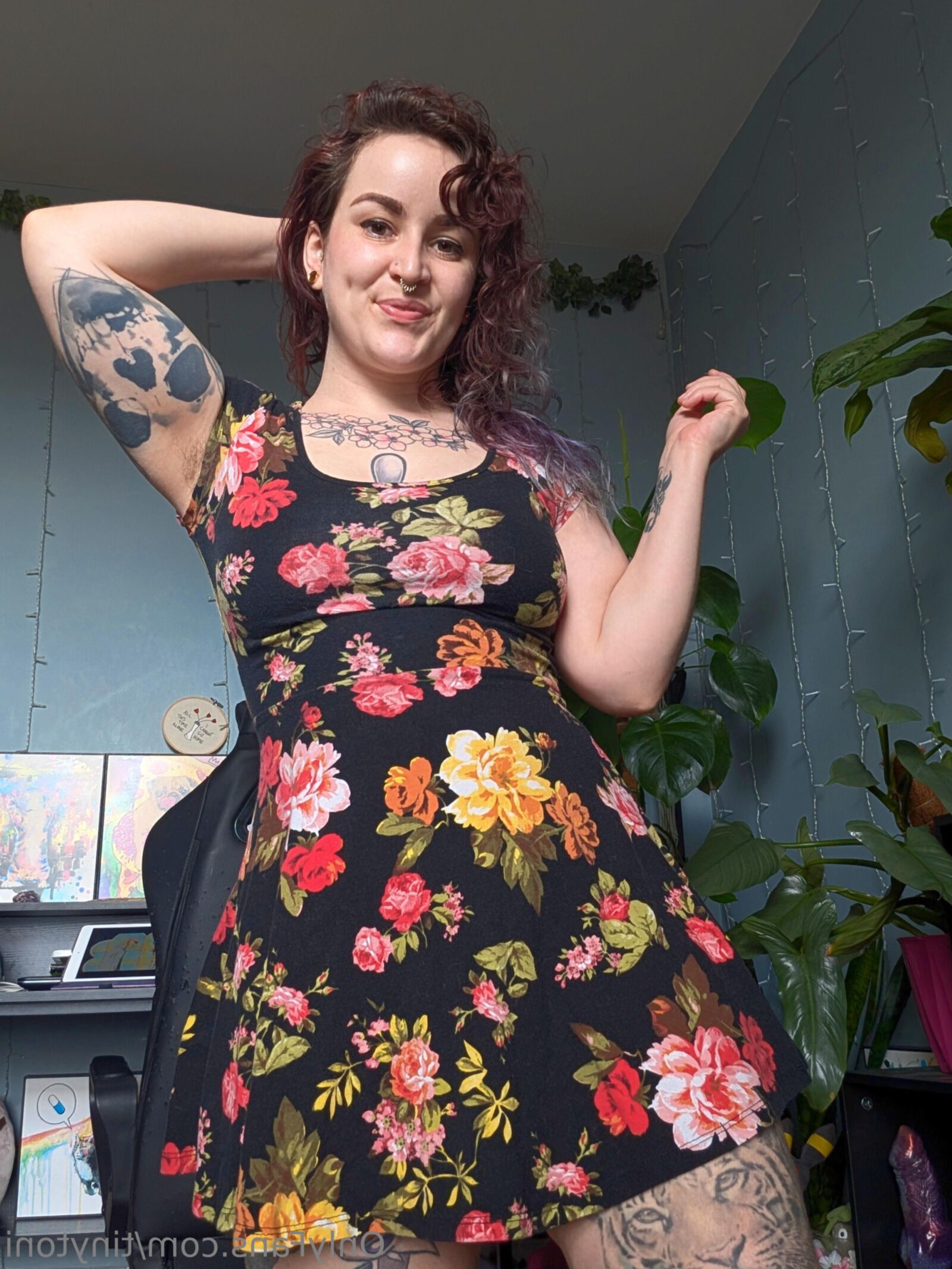 Toni Big Butt Big Boobs tätowiert haarige wunderschöne Analmädchen heiß sh