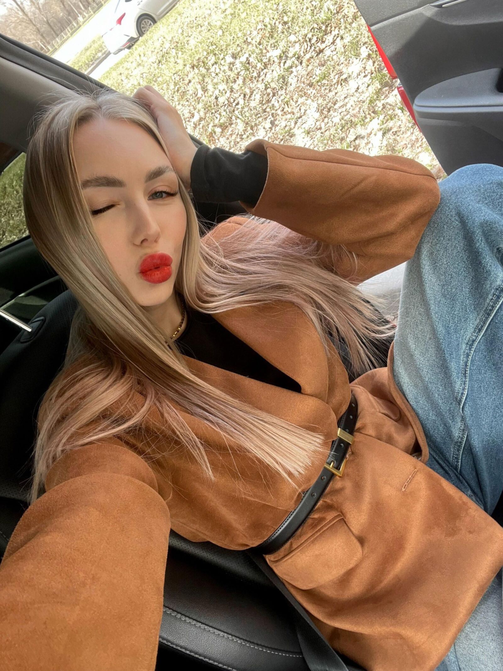 Selfie de uma bela prostituta loira
