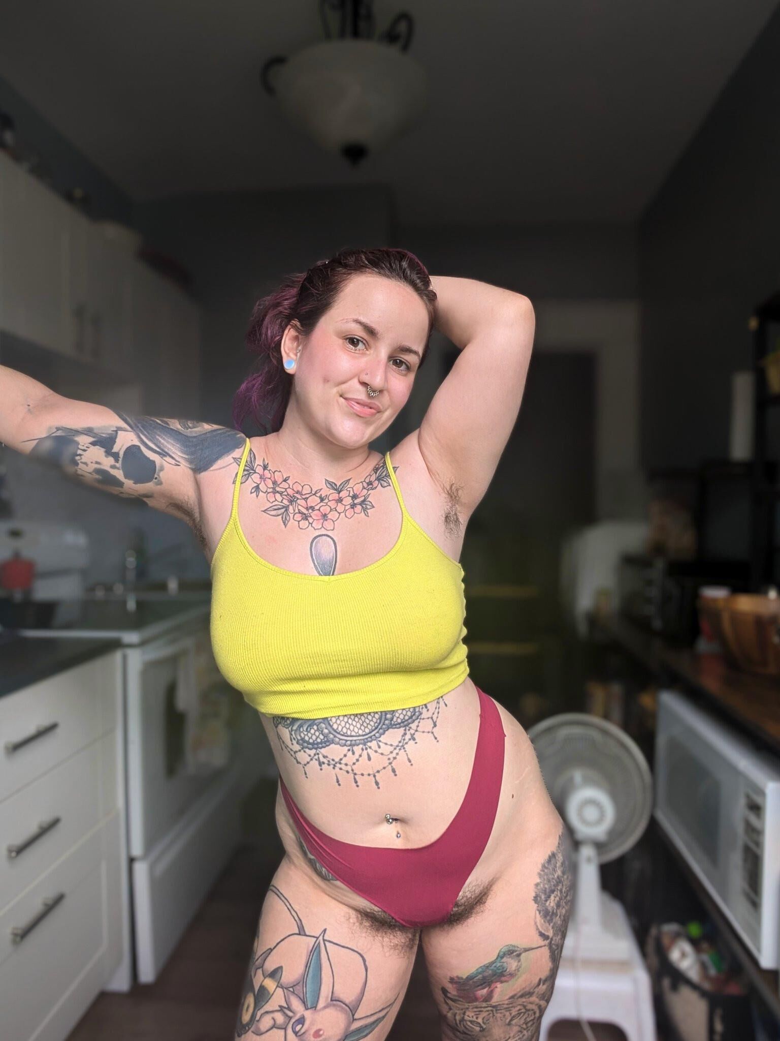 Toni Big Butt Big Boobs tätowiert haarige wunderschöne Analmädchen heiß sh