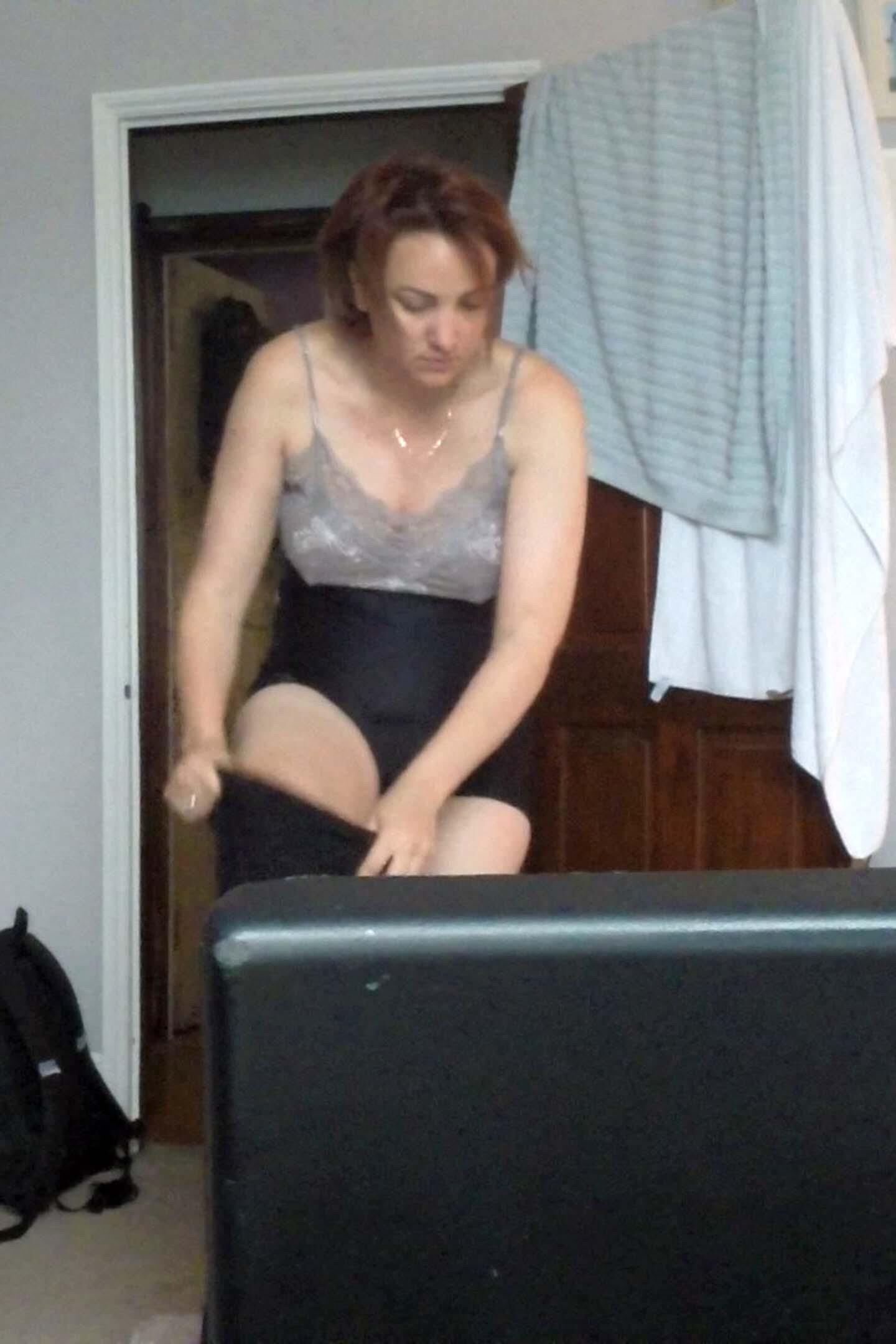 Desnuda la esposa preggo preparándose para nadar