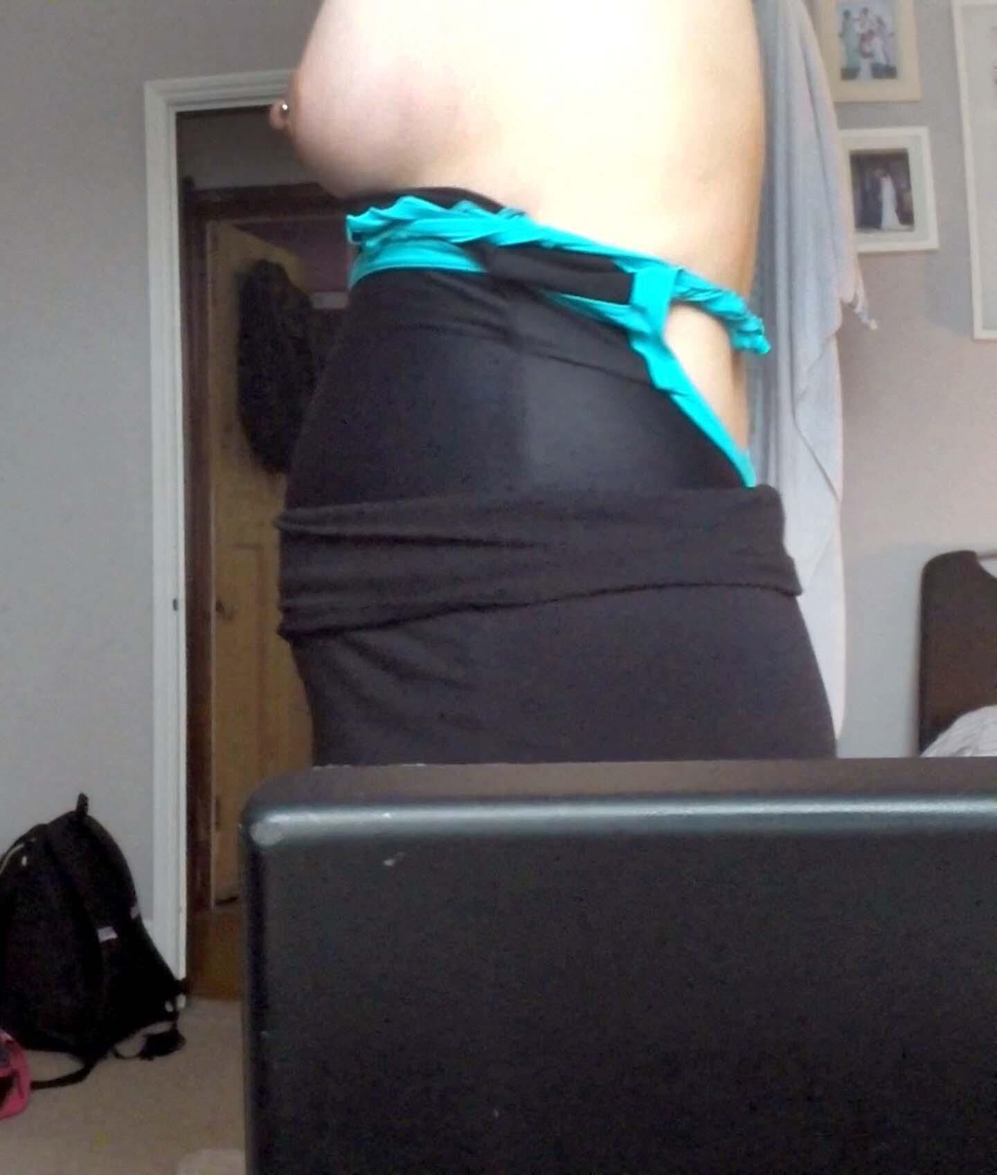 Desnuda la esposa preggo preparándose para nadar