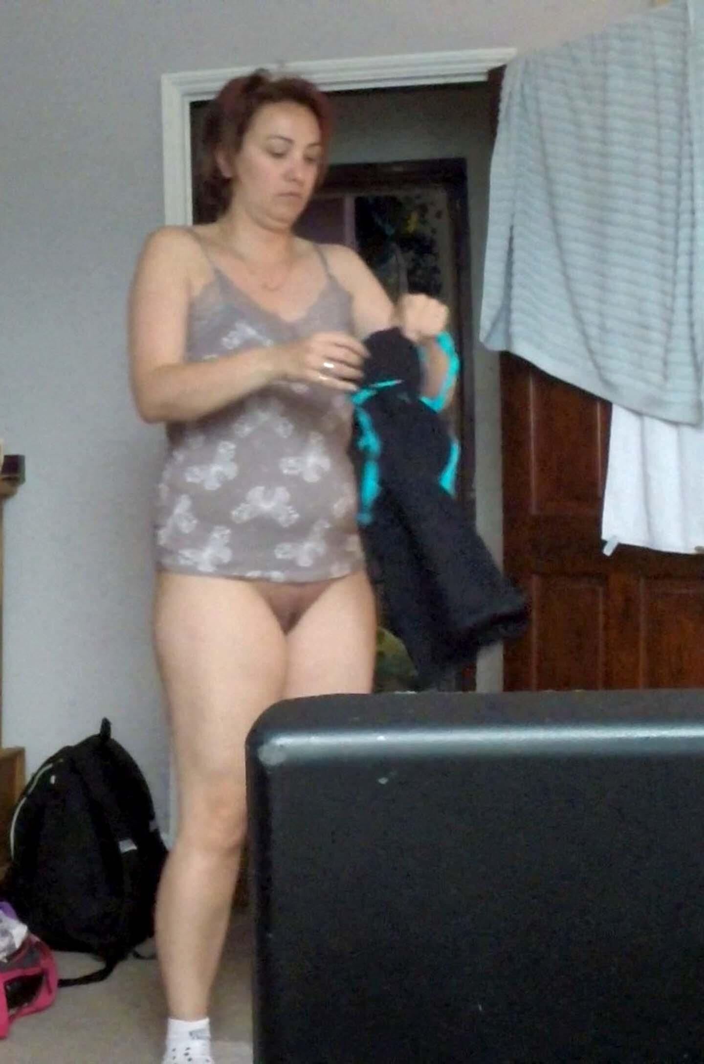 Desnuda la esposa preggo preparándose para nadar