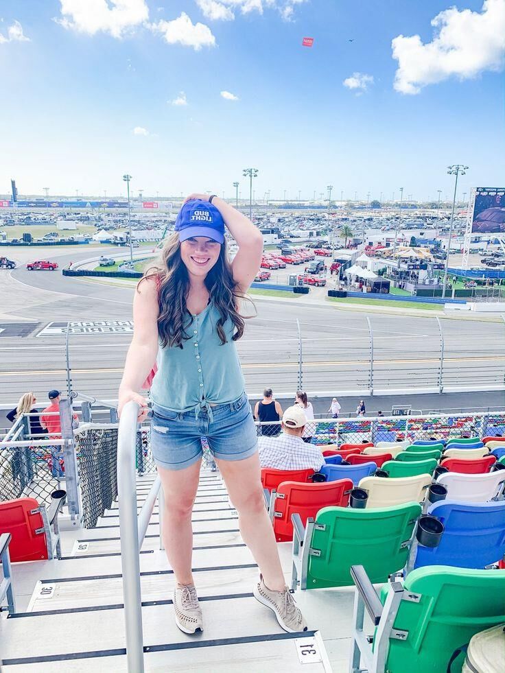 P interest In Beauty Young Wife Fashion Blogger