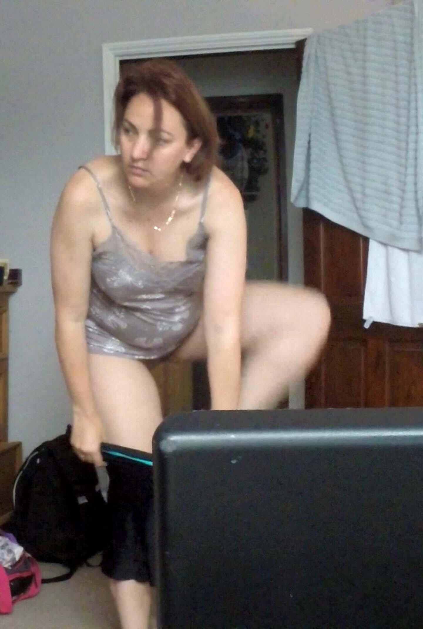 Desnuda la esposa preggo preparándose para nadar