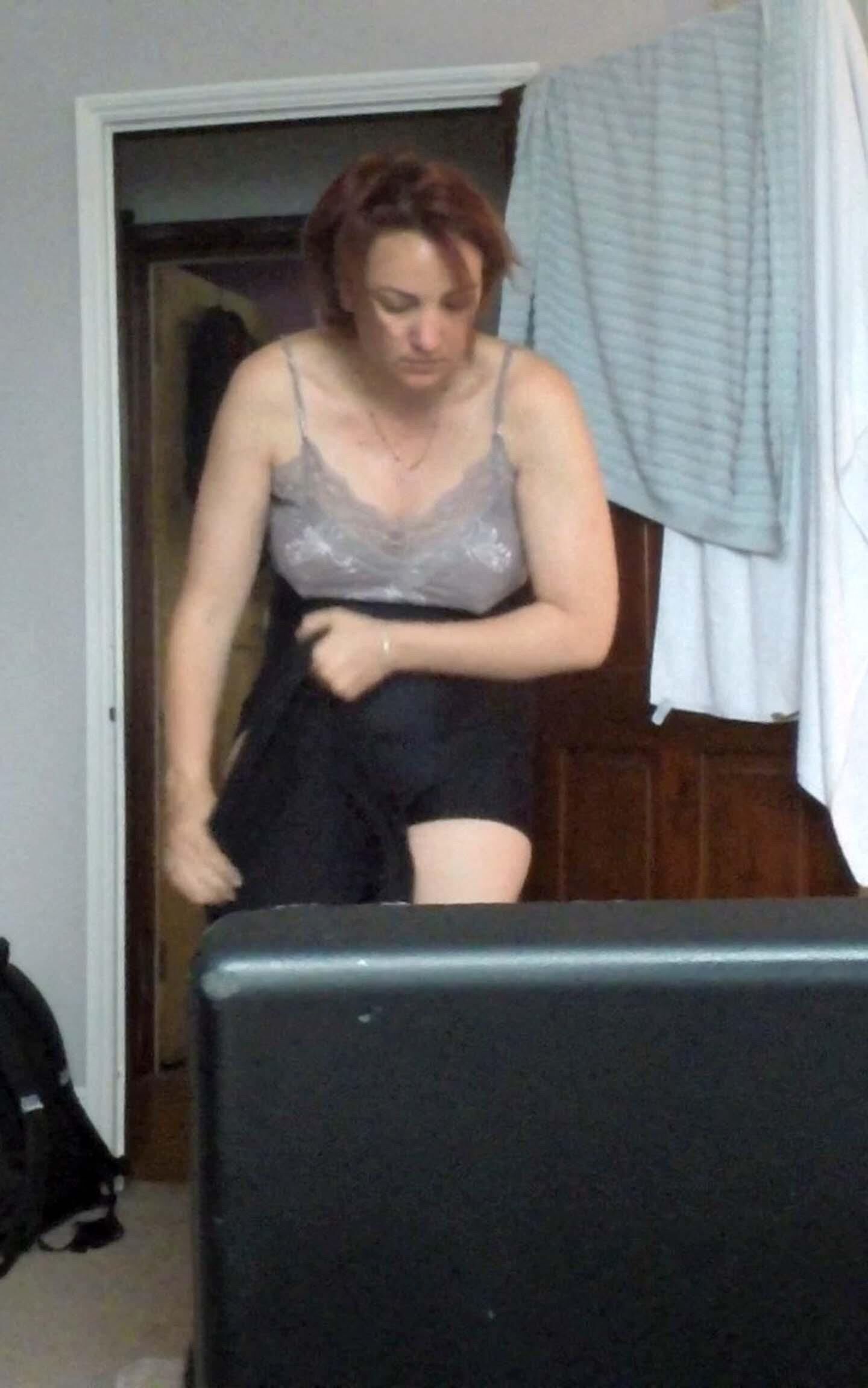 Desnuda la esposa preggo preparándose para nadar