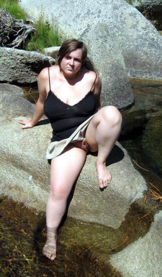 Grassouillette Aime s'exciter en posant Comme uni Grosse Pute