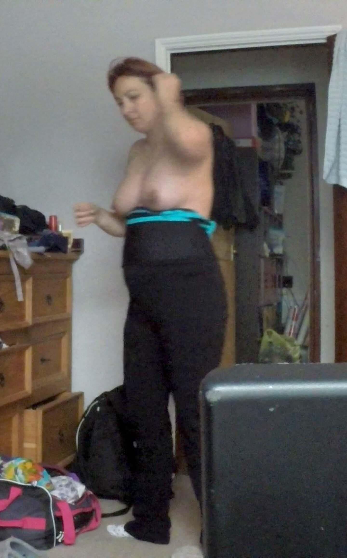 Desnuda la esposa preggo preparándose para nadar