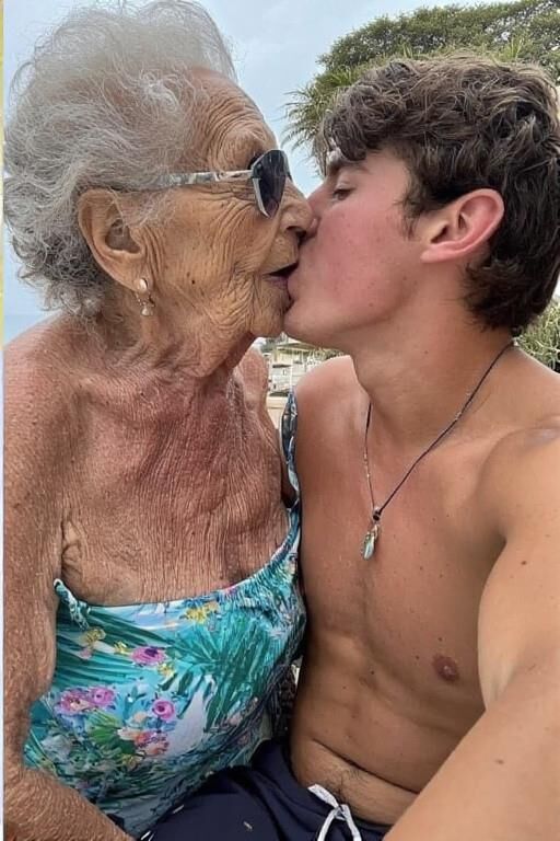 Grannies embrassant les petits-fils