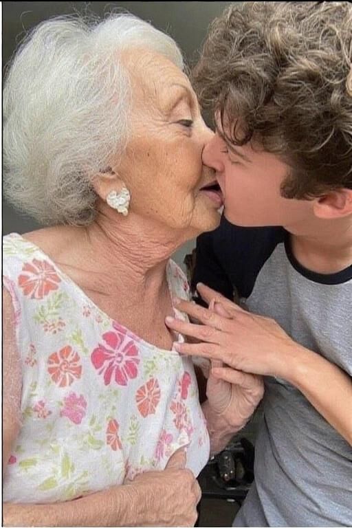 Grannies embrassant les petits-fils