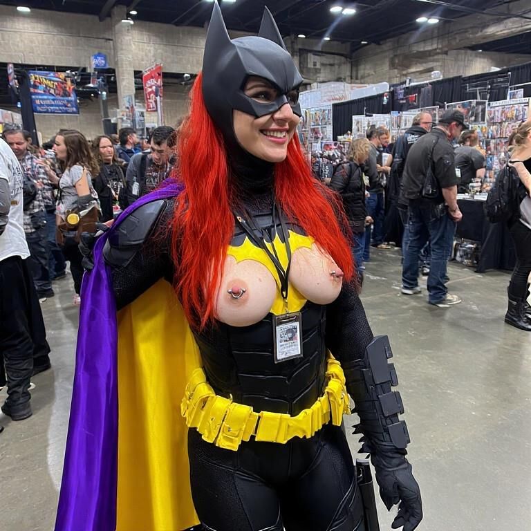 Косплей с проколотые соски на конгрессе Batgirl