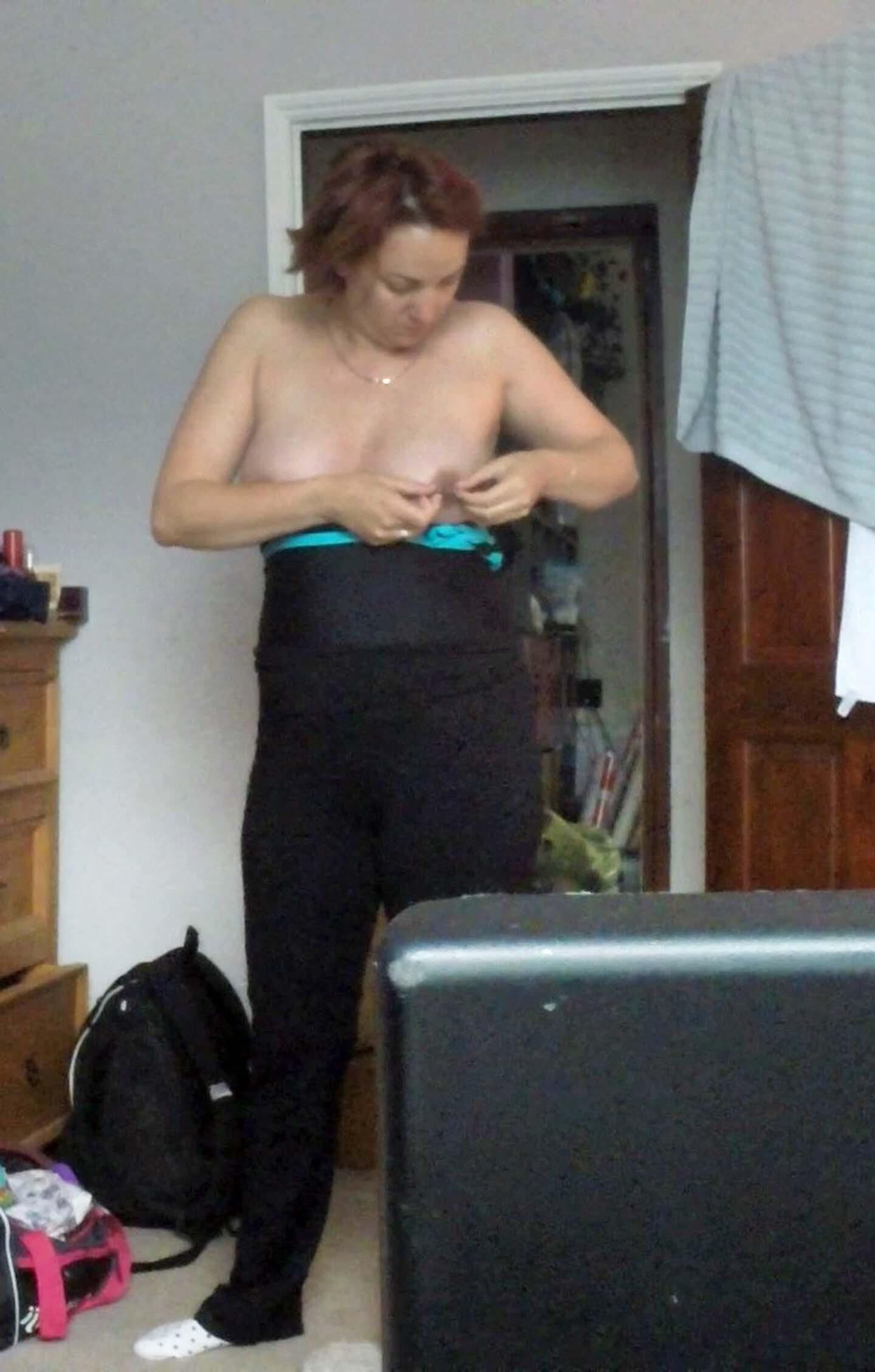Desnuda la esposa preggo preparándose para nadar
