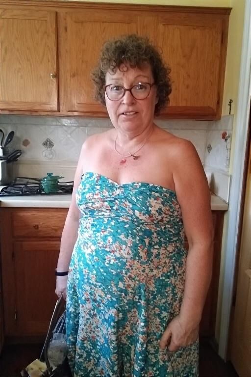 Épouses en robes sans bretelles serrées
