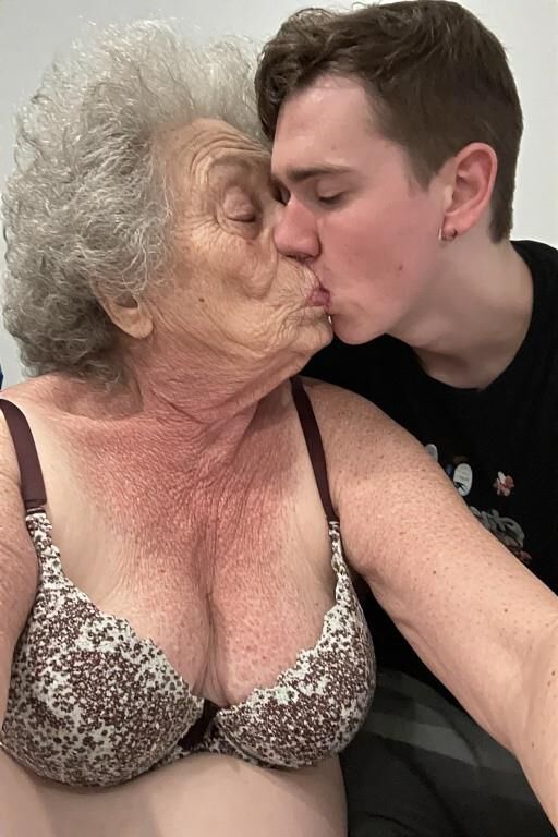 Grannies embrassant les petits-fils