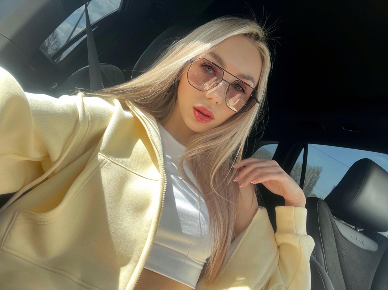 Selfie de uma bela prostituta loira