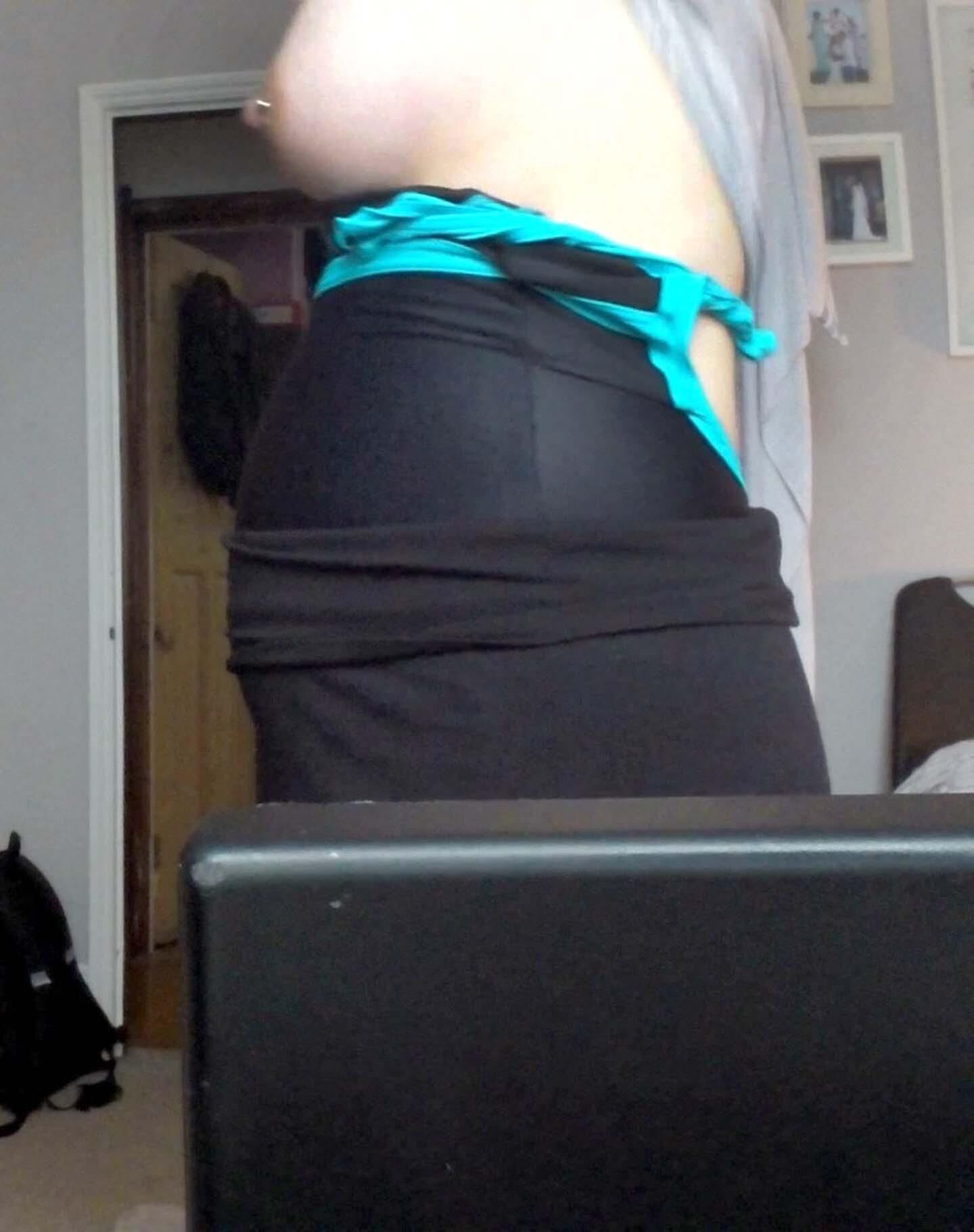 Desnuda la esposa preggo preparándose para nadar