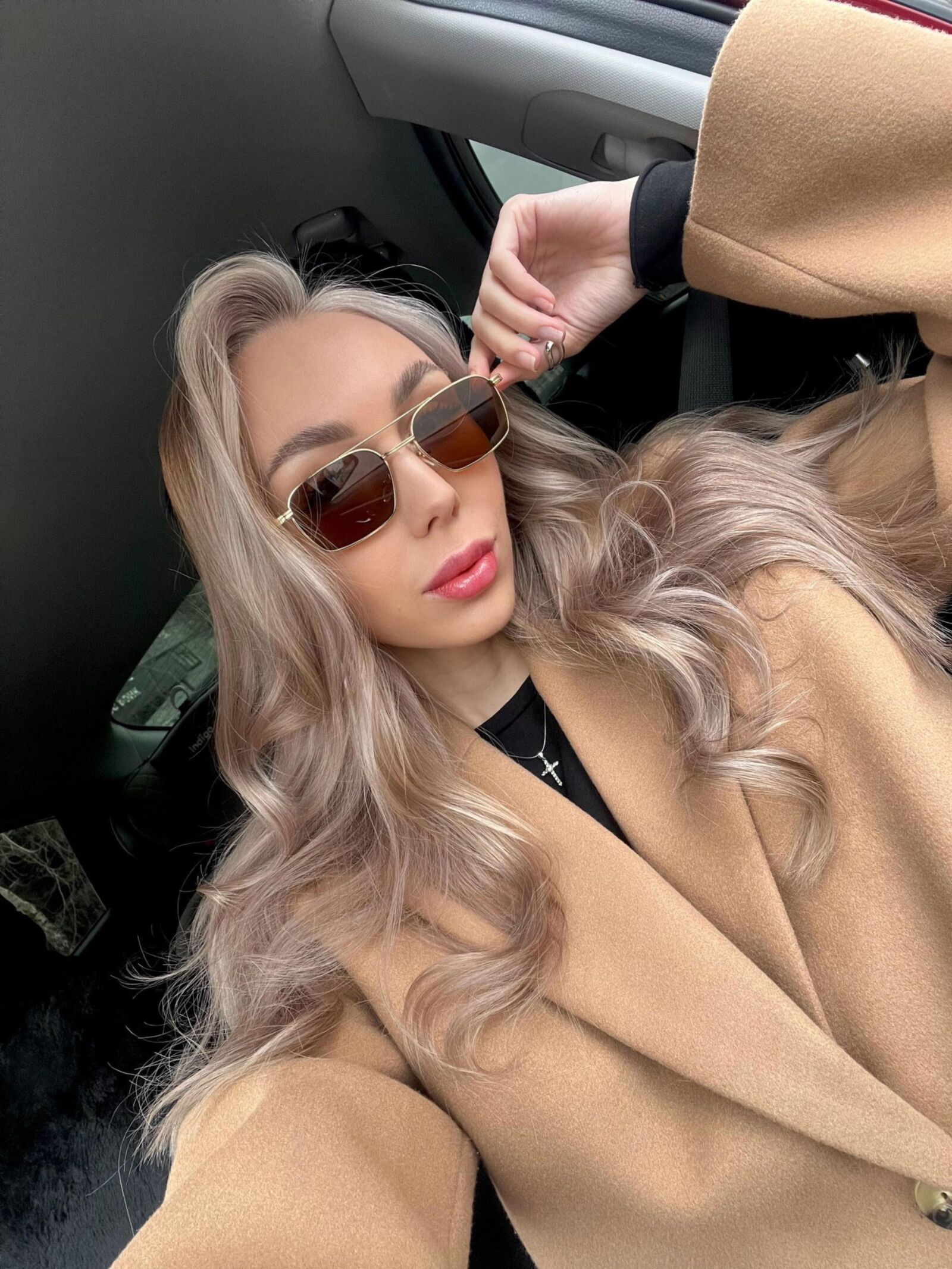 Selfie de uma bela prostituta loira
