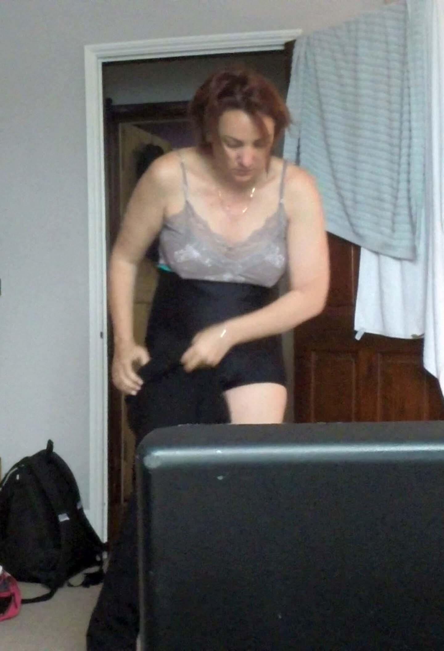 Desnuda la esposa preggo preparándose para nadar