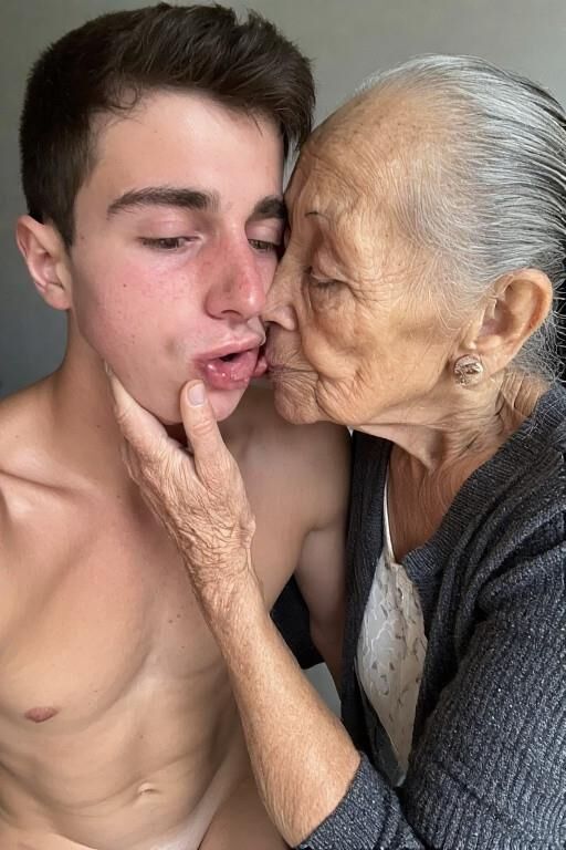 Grannies embrassant les petits-fils