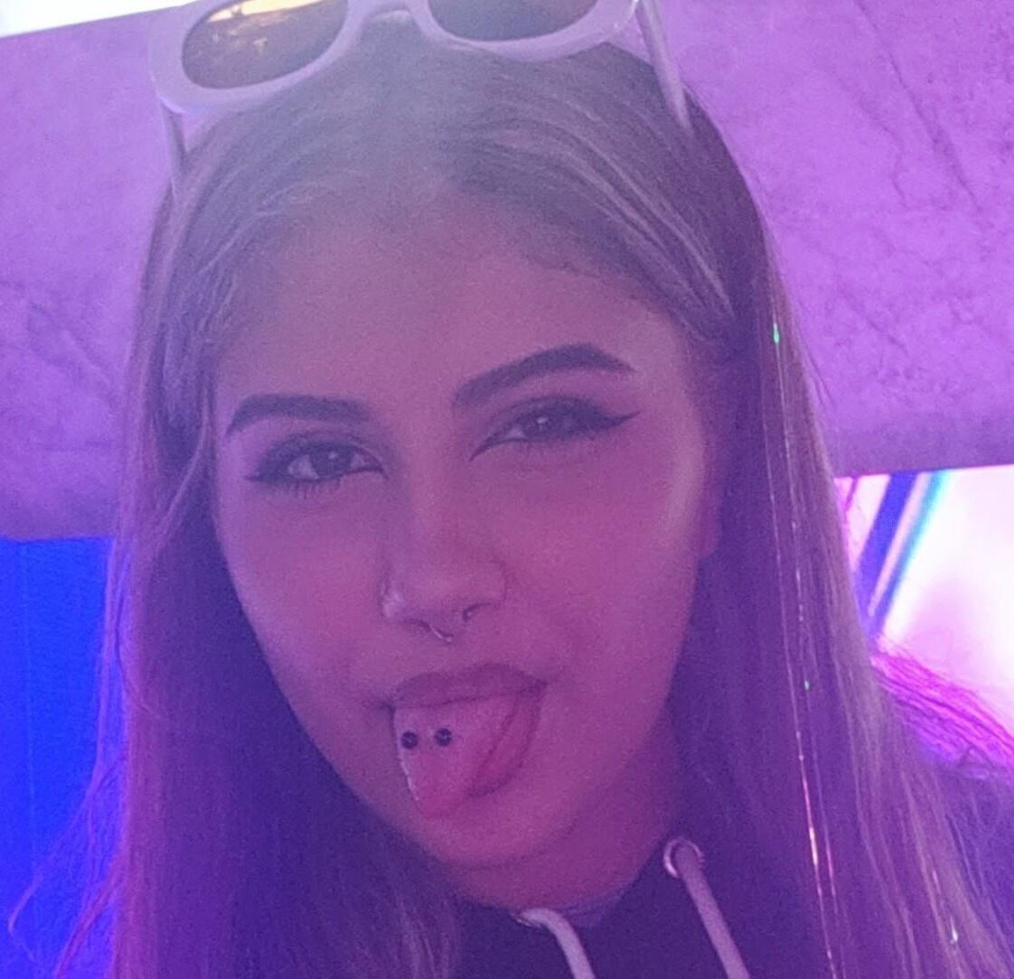 Attrapez le sperme dans votre bouche percée votre salope porno!