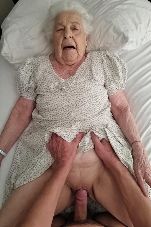 Grannies em vestidos de igreja