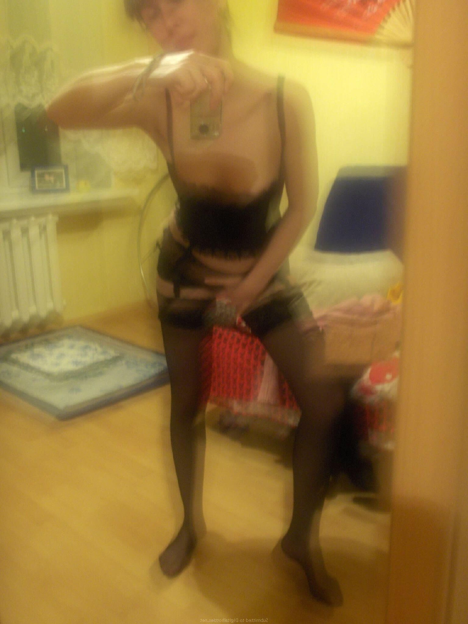 Amateur girl solo ()