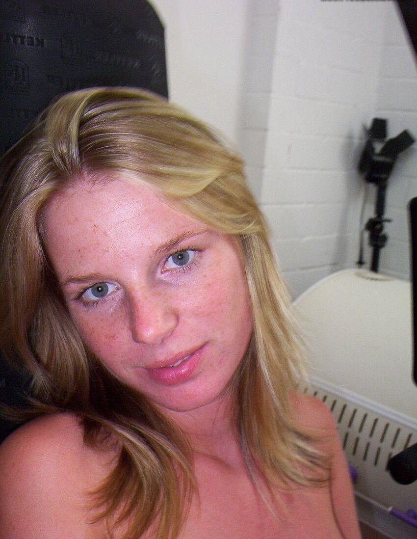 Amateur girl solo ()