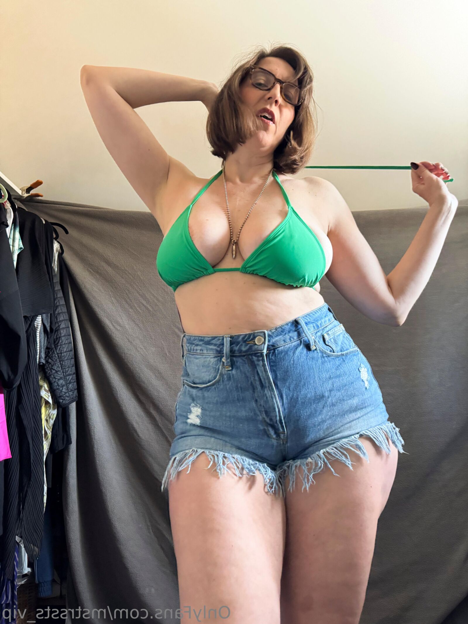 ミストレスビッグバットビッグおっぱいは、メガネが混ざったゴージャスな熟女