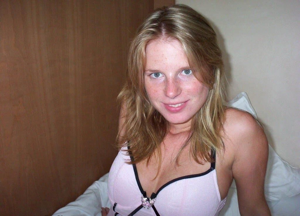 Amateur girl solo ()