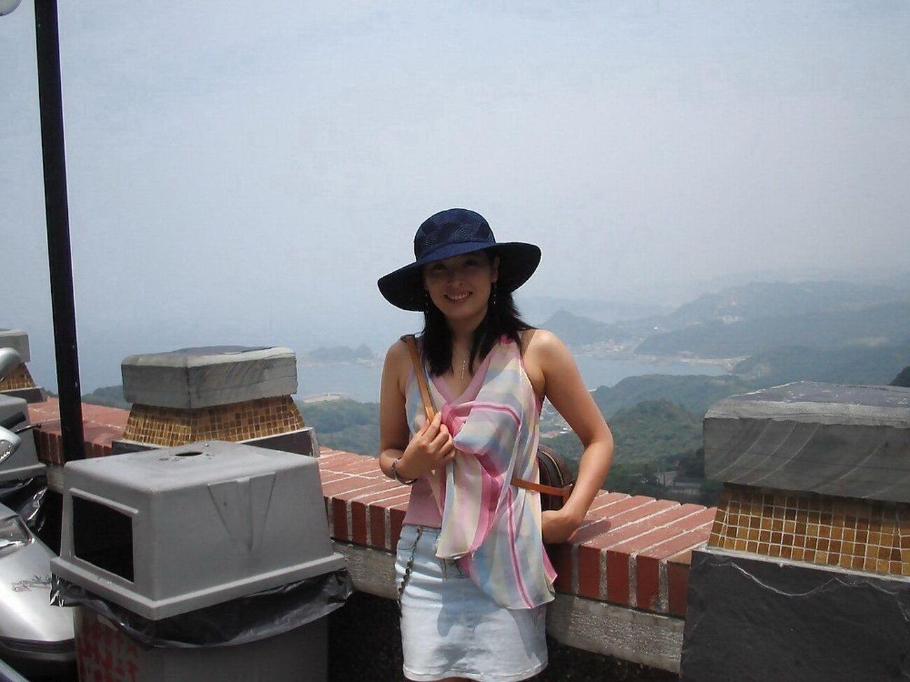 Amateur girl solo ()