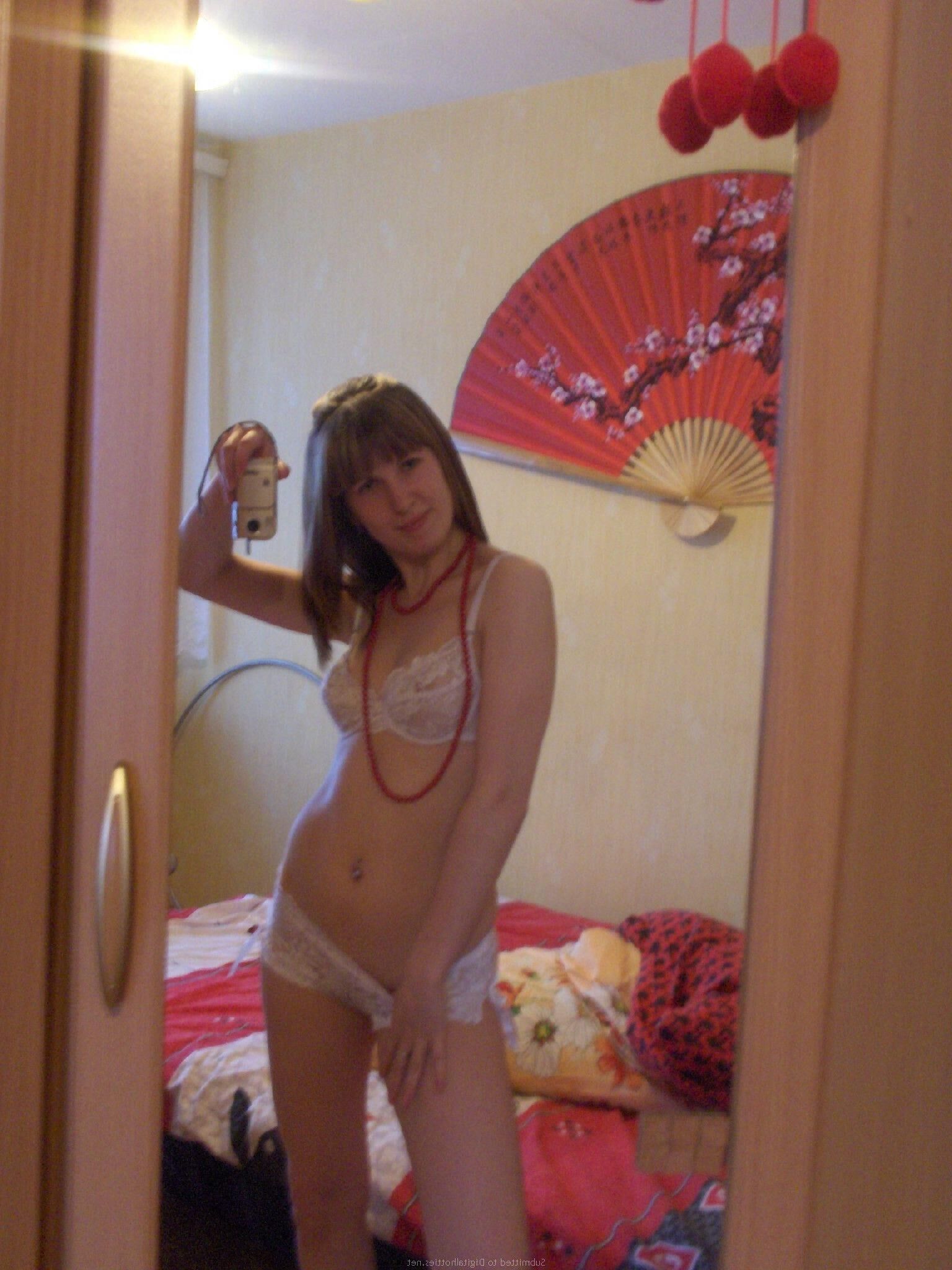 Amateur girl solo ()