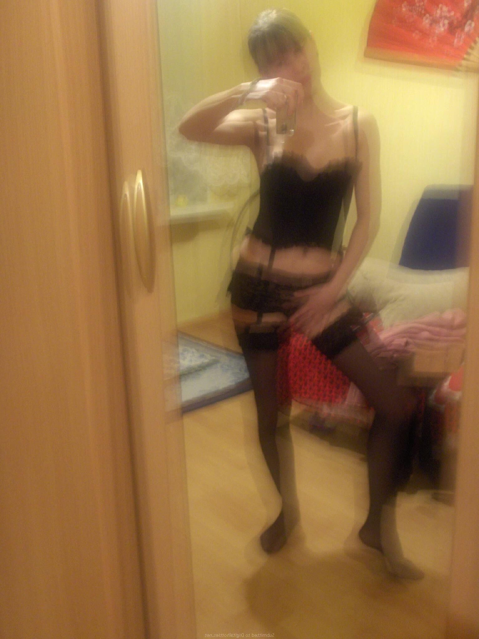Amateur girl solo ()