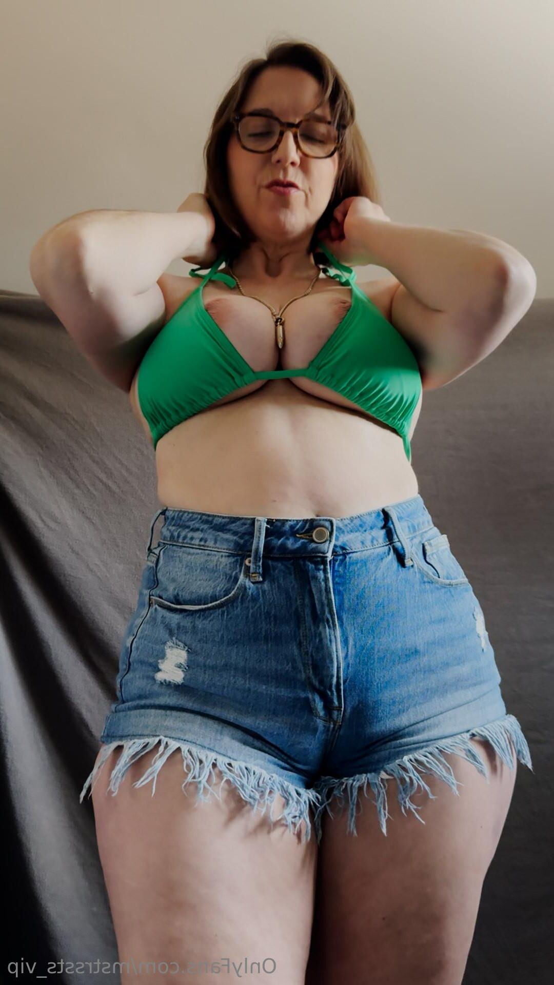 ミストレスビッグバットビッグおっぱいは、メガネが混ざったゴージャスな熟女