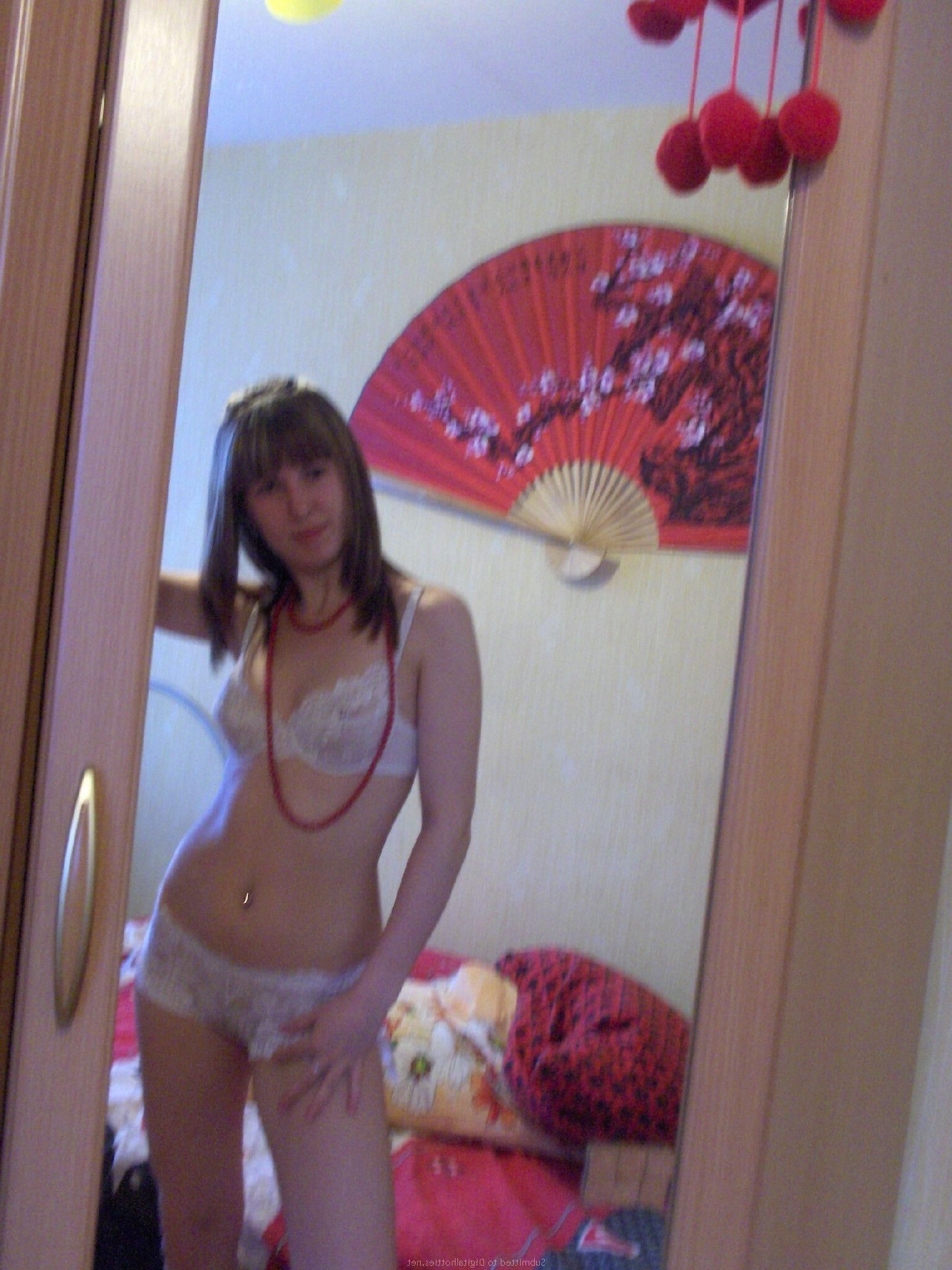 Amateur girl solo ()