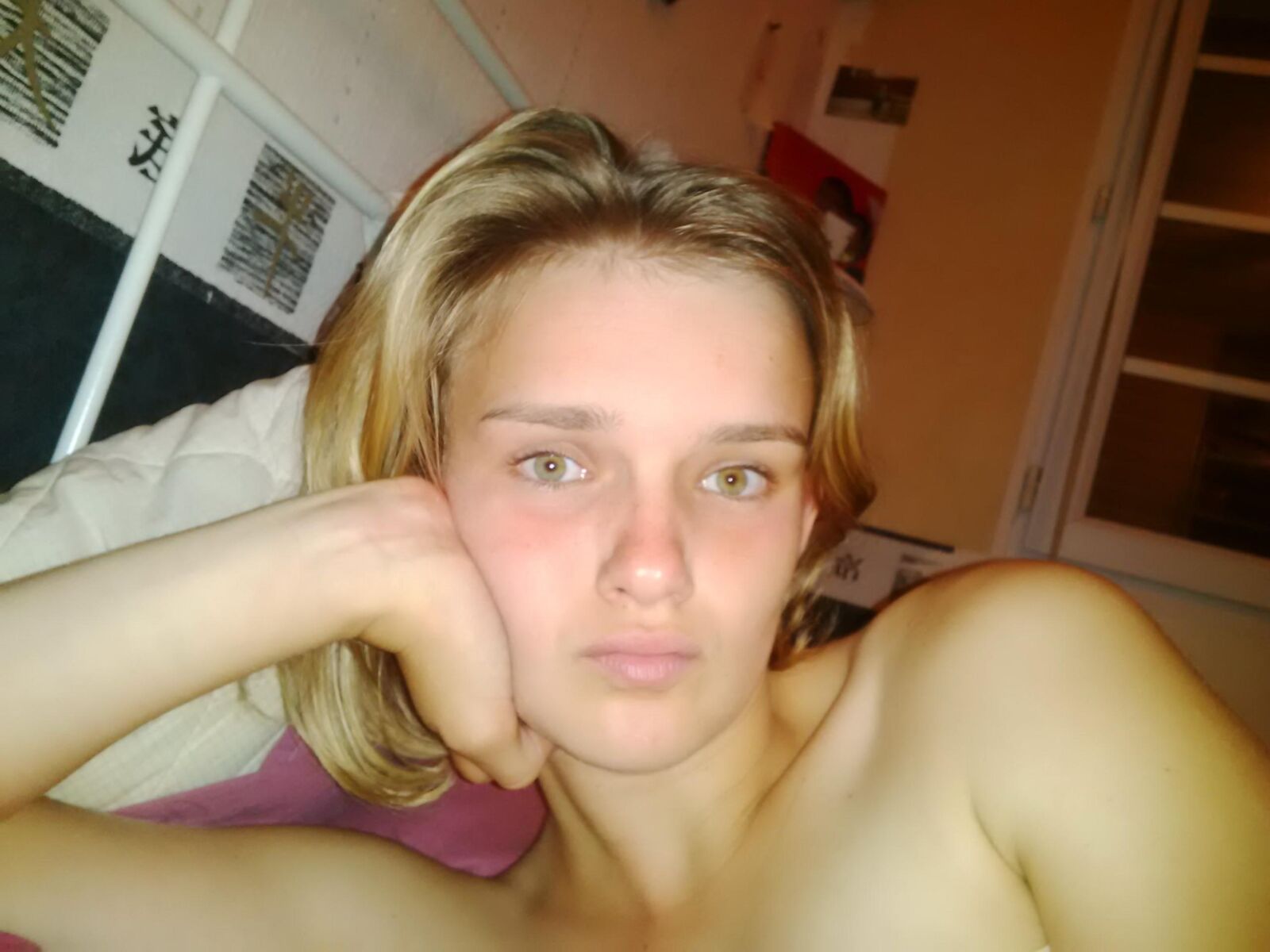 Amateur girl solo ()
