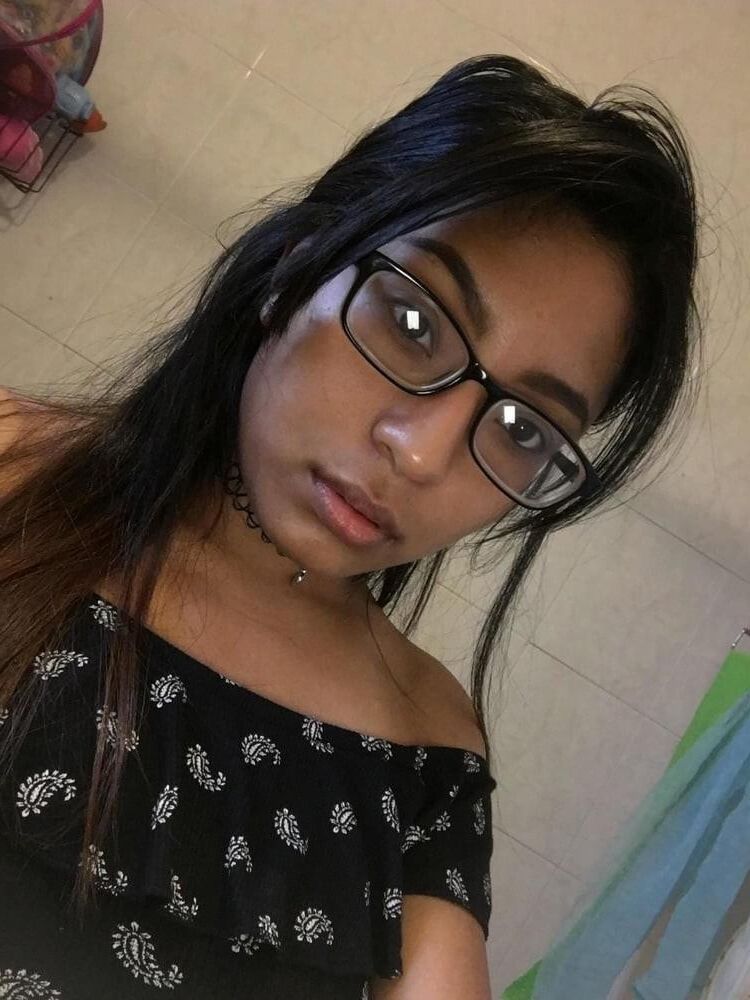 Zierliche Latina Goon Frau