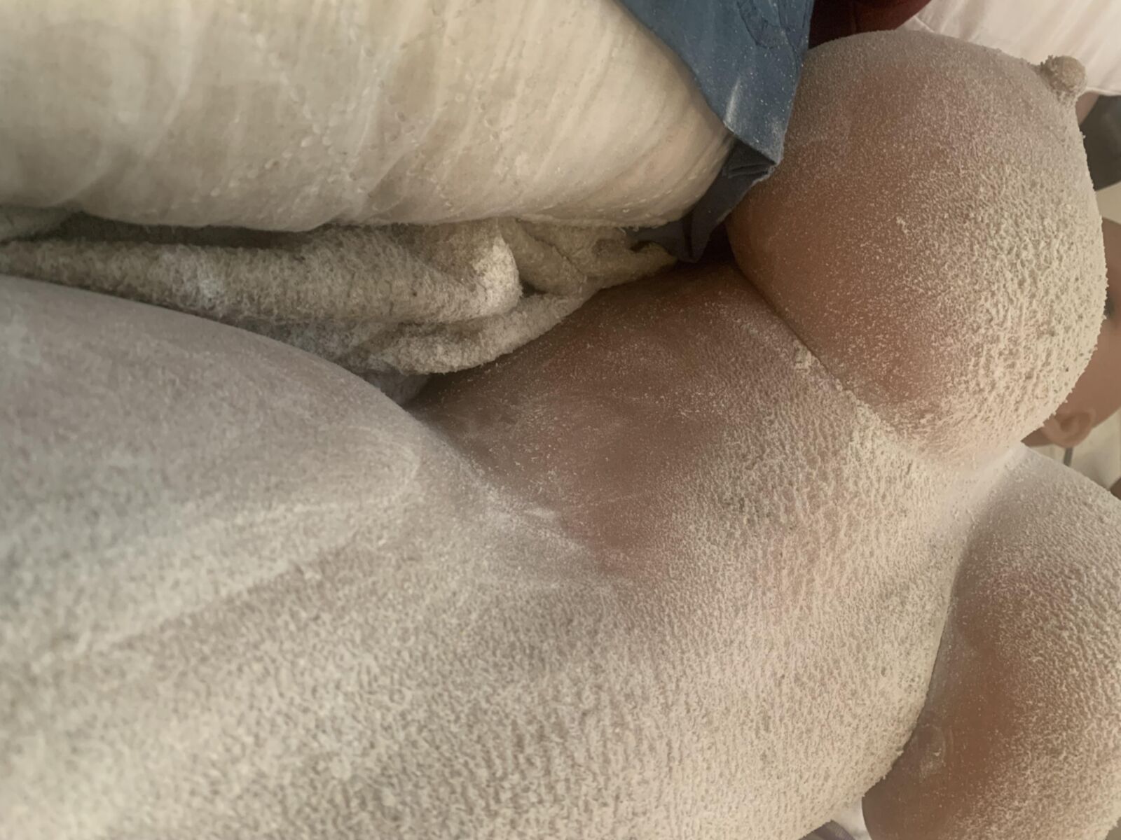 Dándole a Kathy su baño de polvo