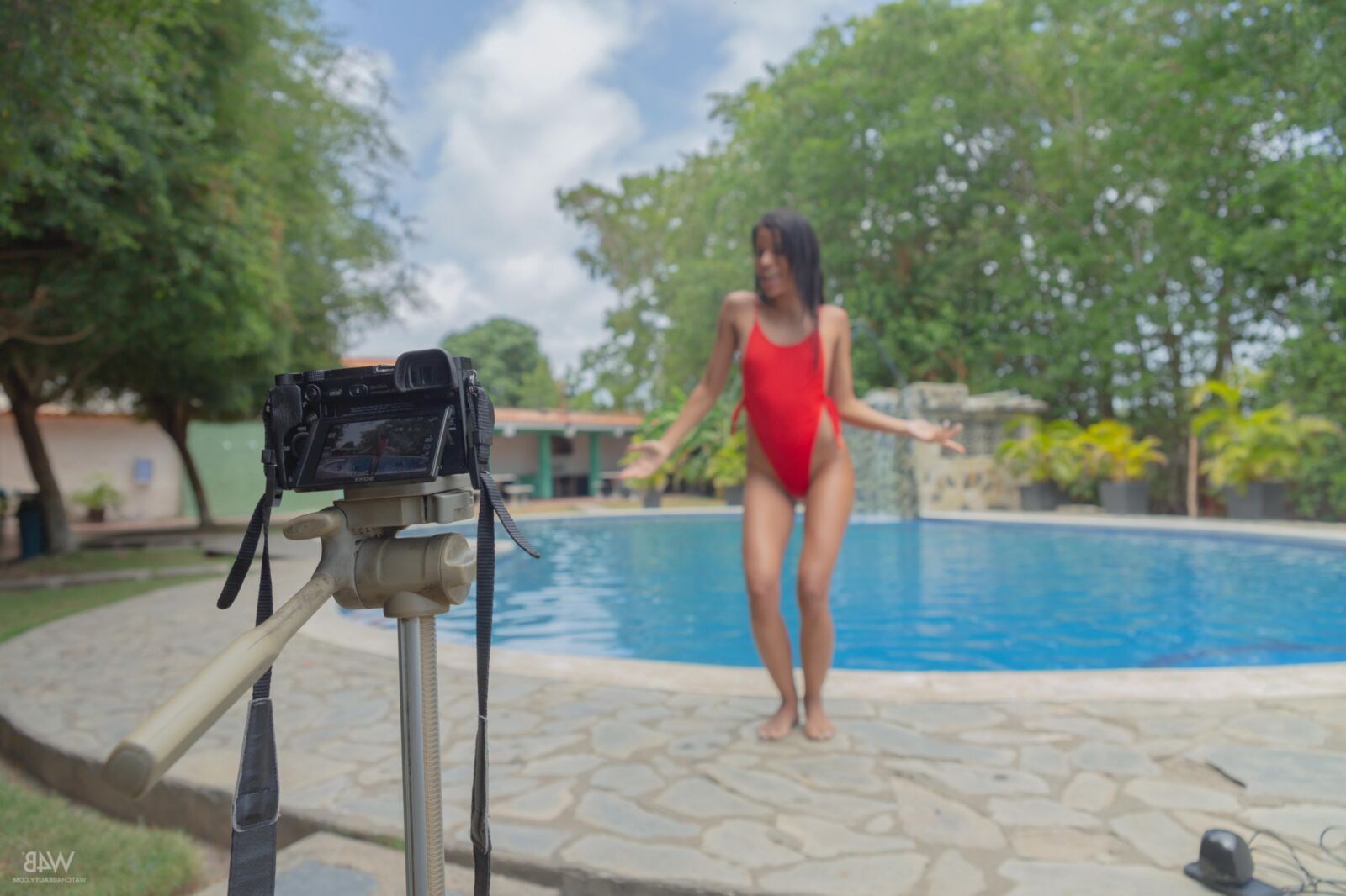 Karin Torres Pretty Venezolaner Latina wird nackt am Pool