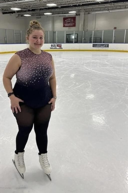Patinadores de figuras de la universidad
