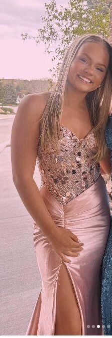 Sexy blonde slut