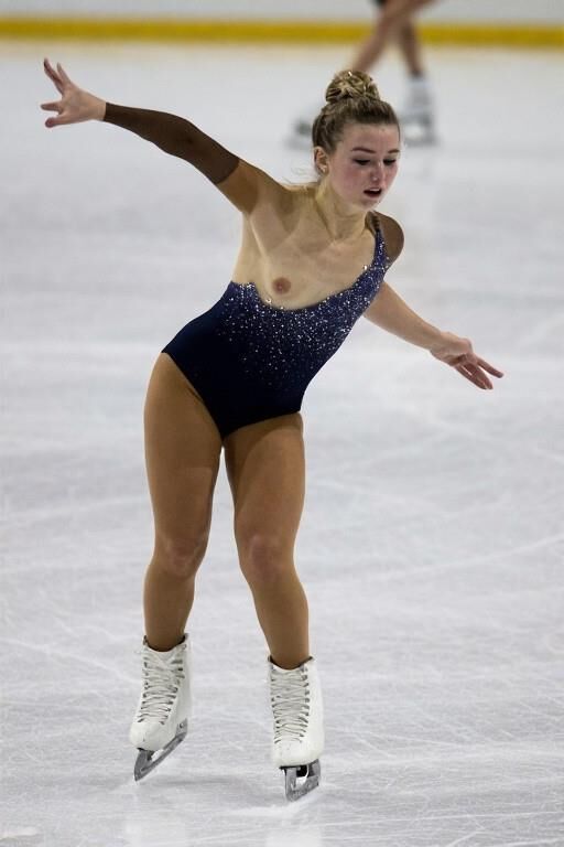 Patinadores de figuras de la universidad
