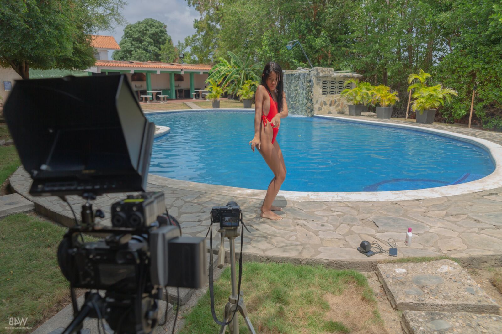 Karin Torres Pretty Venezolaner Latina wird nackt am Pool