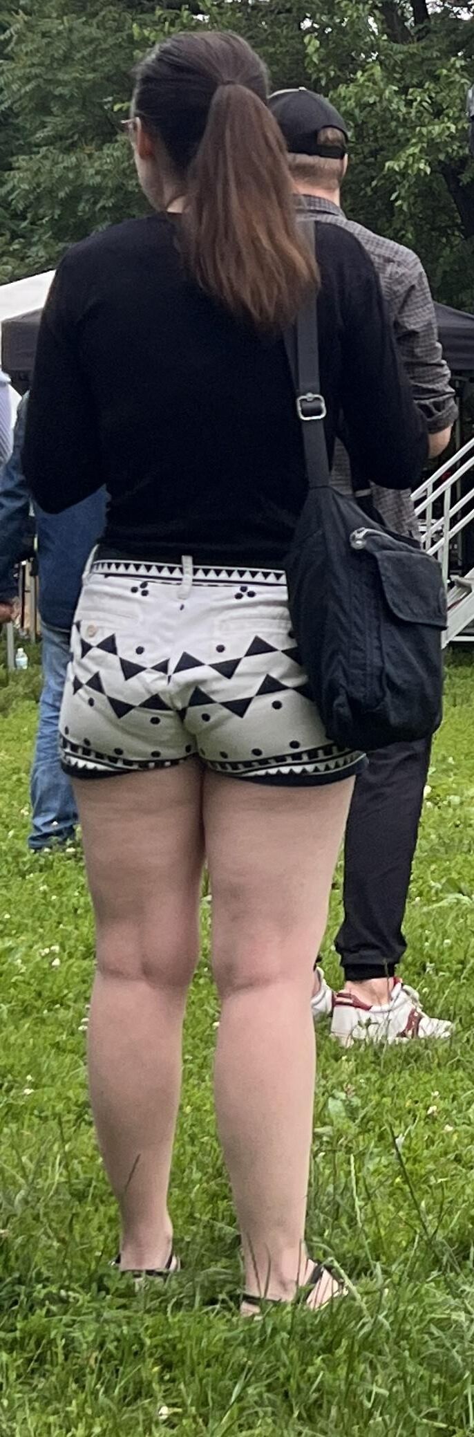 Sie trägt diese Shorts perfekt.