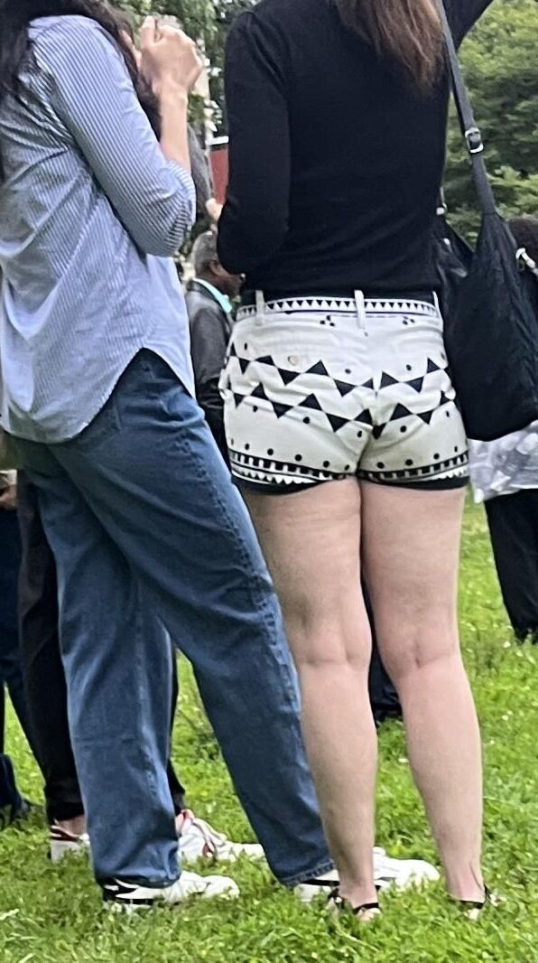 Sie trägt diese Shorts perfekt.