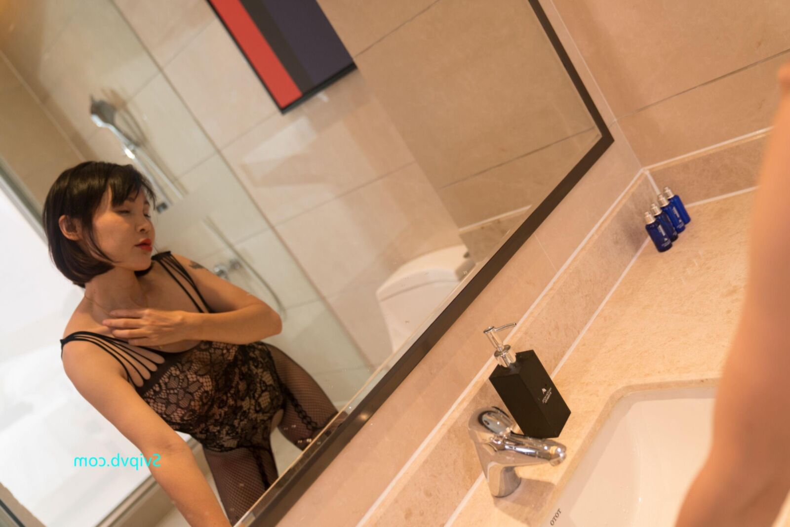セクシーな黒いボディーストッキングのオレンジ色の魅力的な中国の熟女