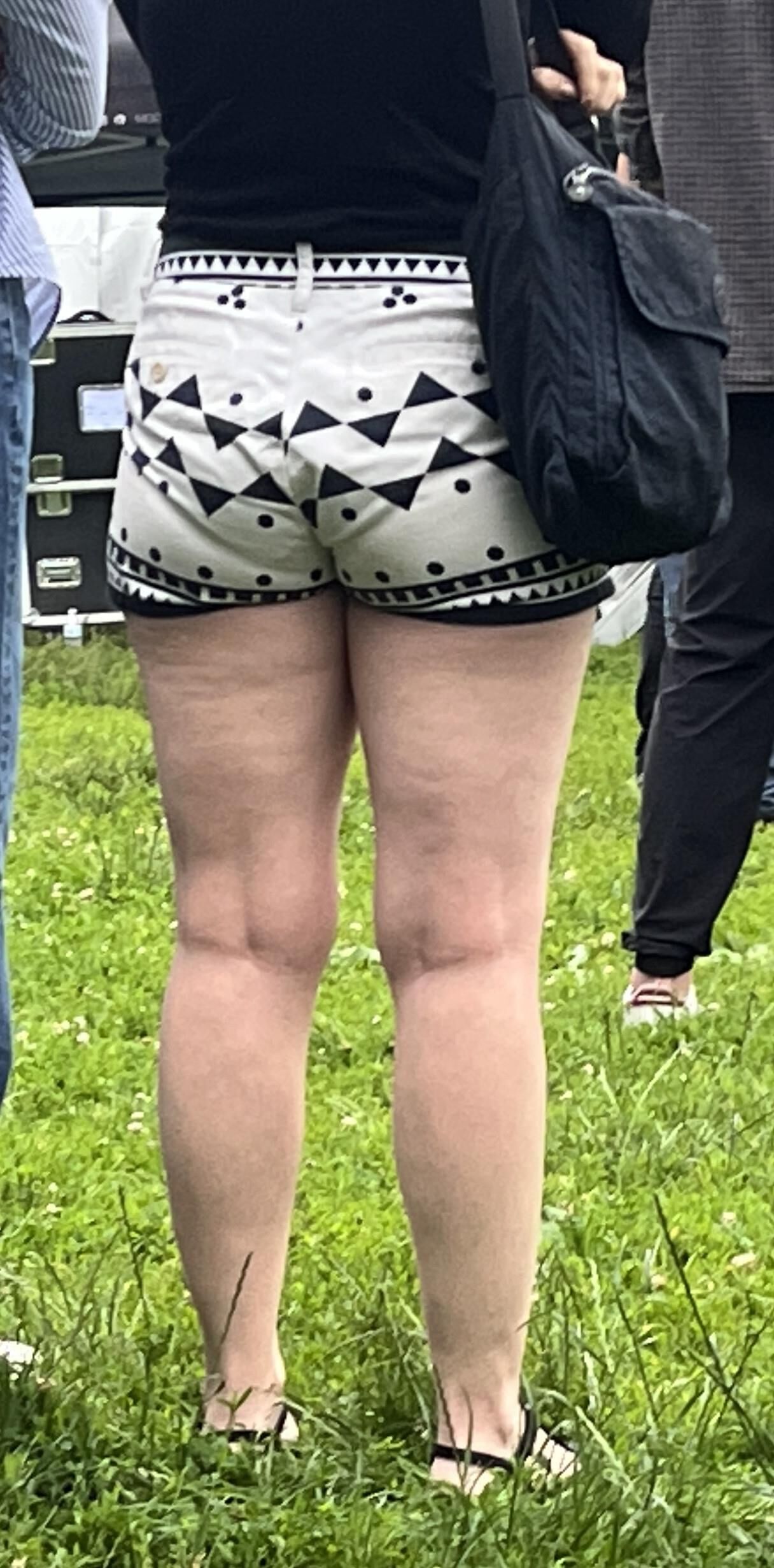 Sie trägt diese Shorts perfekt.