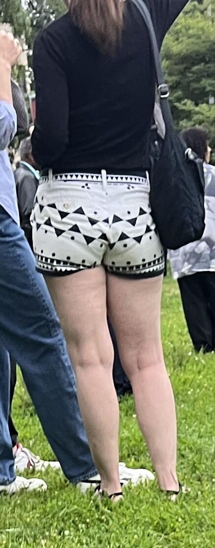 Sie trägt diese Shorts perfekt.