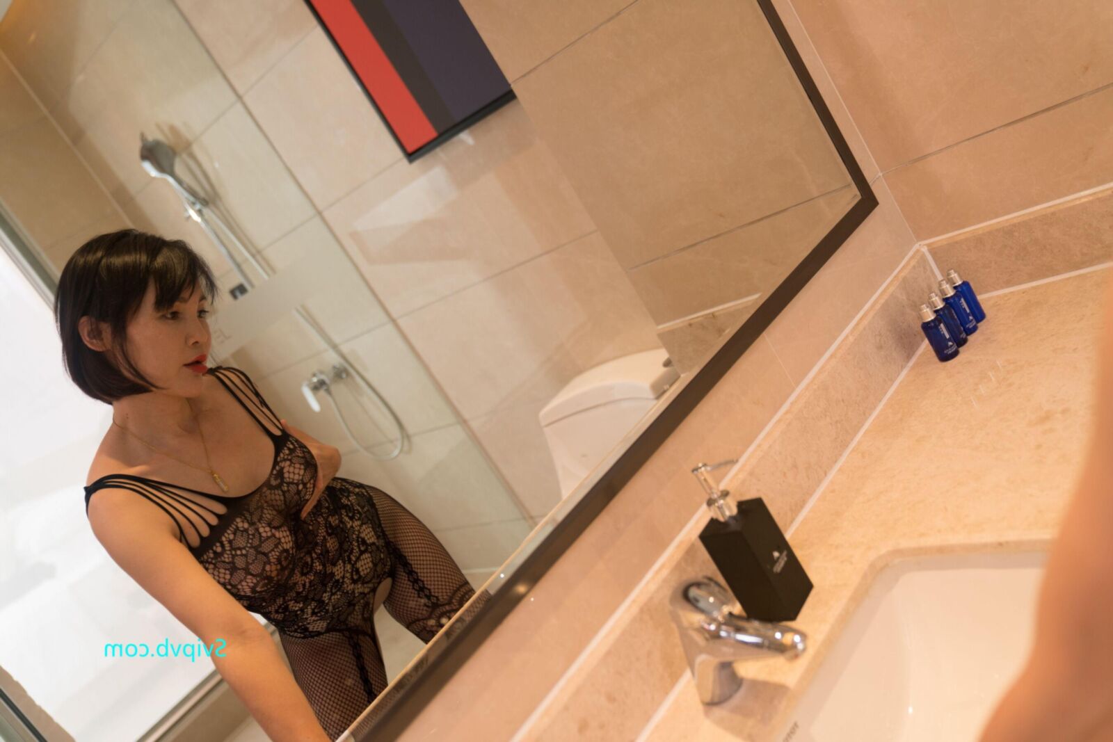 セクシーな黒いボディーストッキングのオレンジ色の魅力的な中国の熟女