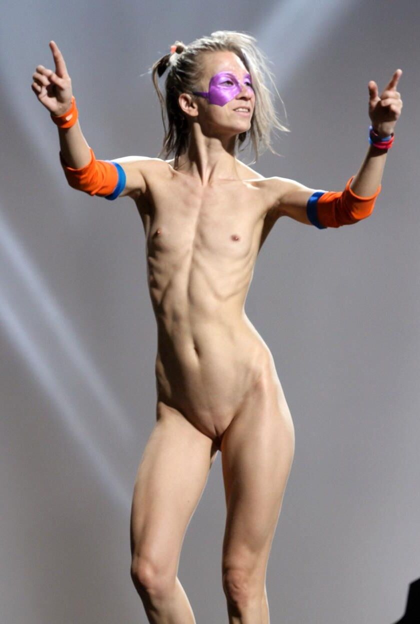 Bailarina enmascarada atlética flaca desnuda en el escenario